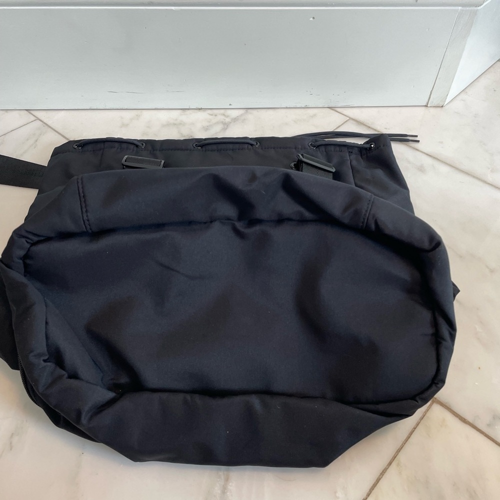 New! Beyond Yoga convertible black backpack or shoulder bag w/shoe compartment - Picture 3 of 8